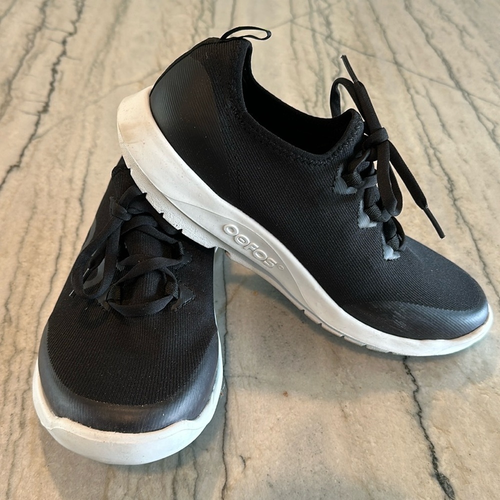 Oofos tennis shoe